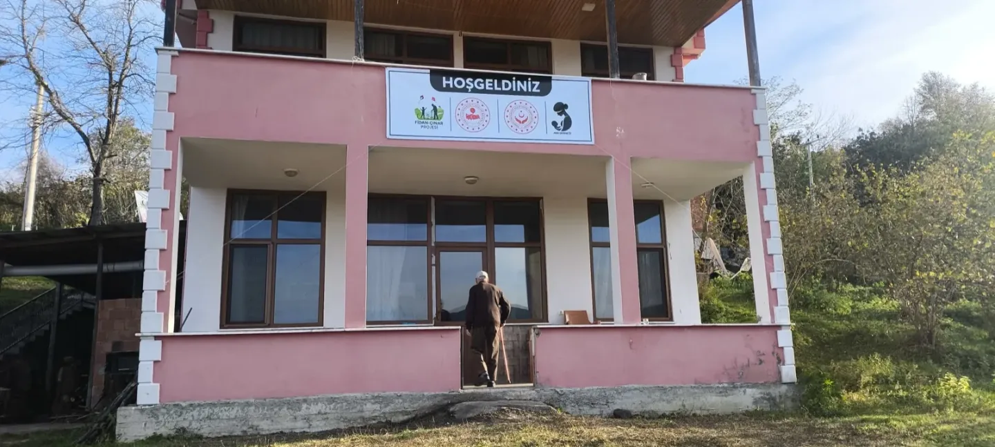 Köy evi “Hoşgeldiniz” pankartıyla misafirlerini bekliyor